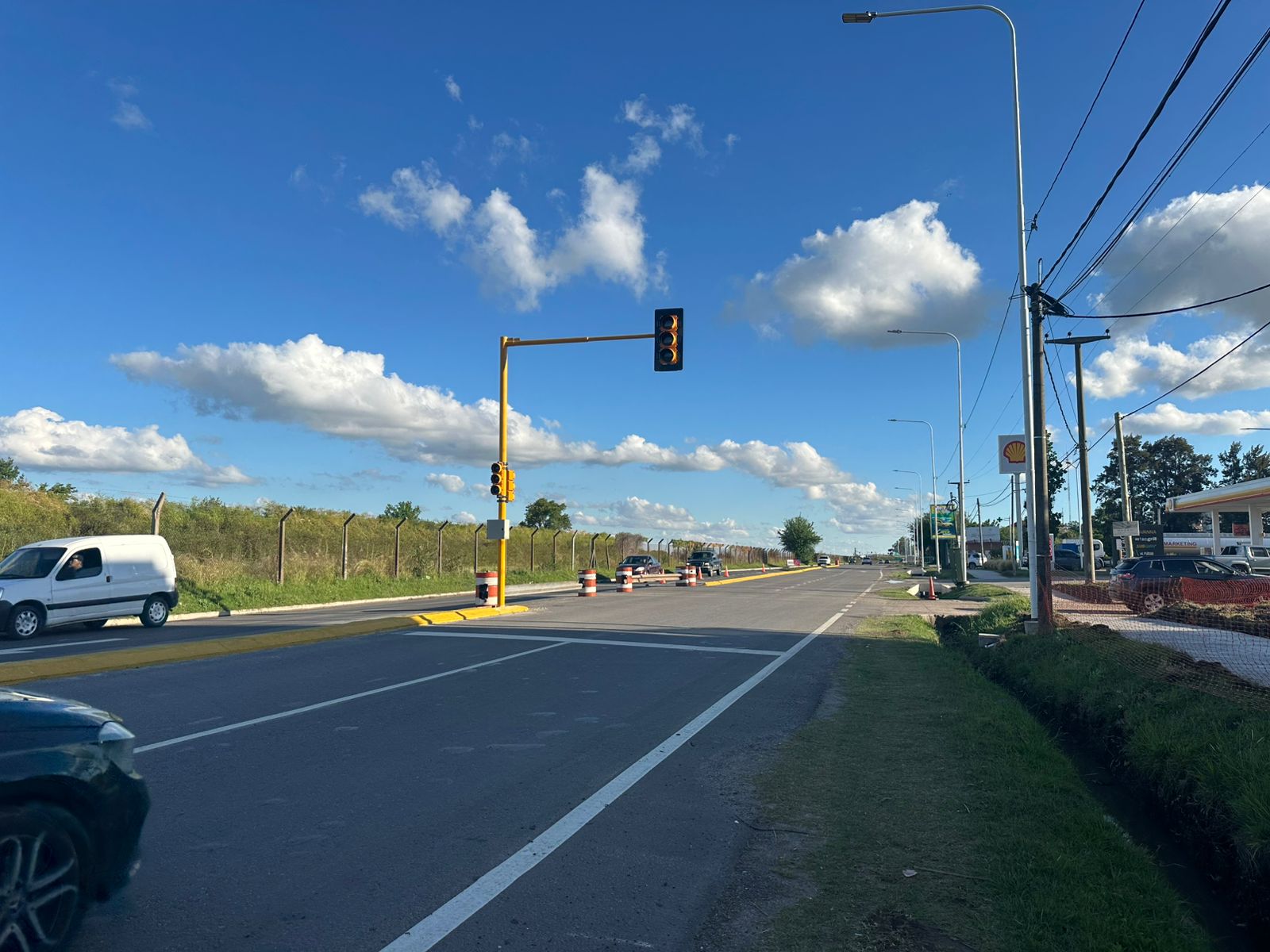 Obras en Galindo: colocan un semáforo con giro hacia el oeste que organiza el ingreso a centro comercial